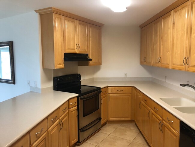 Building Photo - Private Duplex Home Across from Kahala Mall