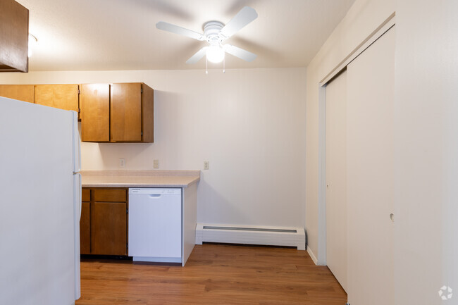 Dining Room - Varsity Square