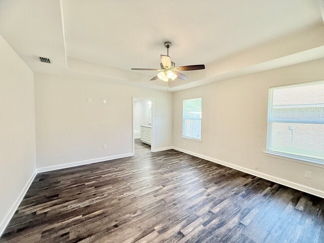 Foto del edificio - Beautiful 3-Bedroom Home - Open Split Floo...