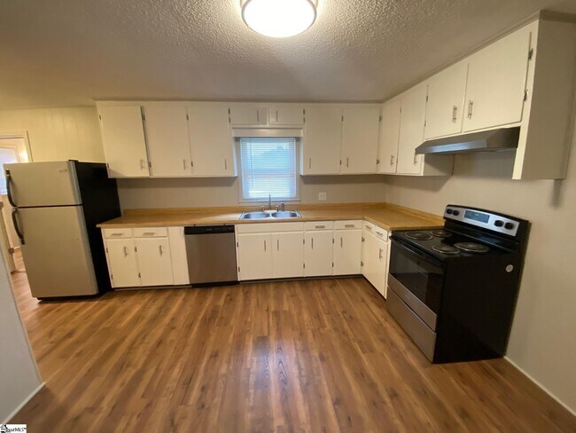 Building Photo - 204 Oakwood Dr