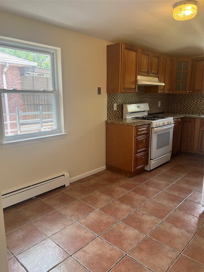 Building Photo - 206-18 45th Rd
