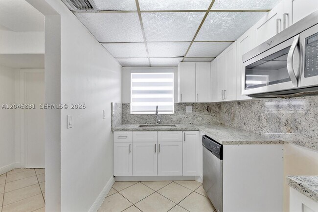 Building Photo - 9369 Fontainebleau Blvd