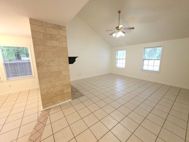 Foto del edificio - 1600 Hollow Tree Blvd
