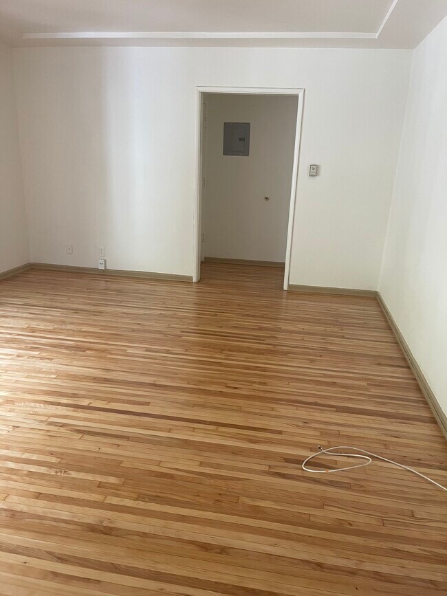 Foto del edificio - 1323 N Harper Ave