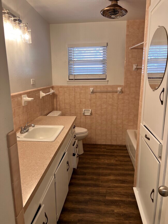 Building Photo - 901 S Pecos Dr