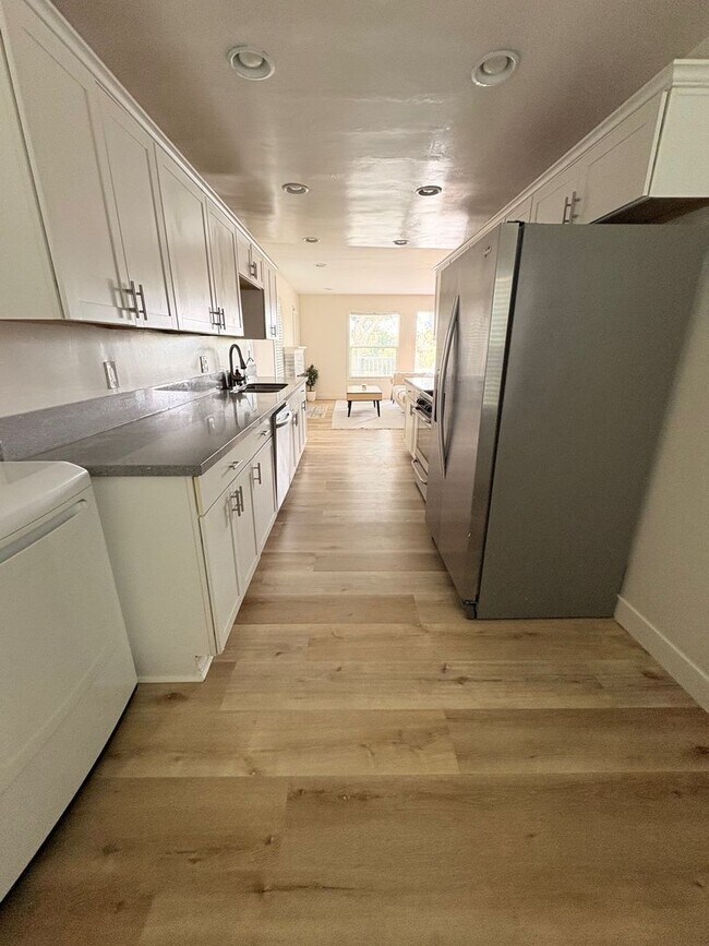 Foto del edificio - 4 Bedroom 2 Bath House For Rent in City He...