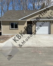 Building Photo - 910 Douglas Dr