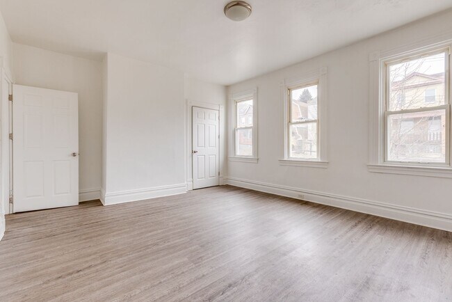 Foto del edificio - Available APRIL 2026 - Spacious 3 Bedroom Apartment in the Heart of Mt Oliver!