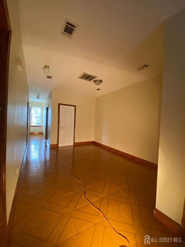 Building Photo - 98 Catalpa Ave