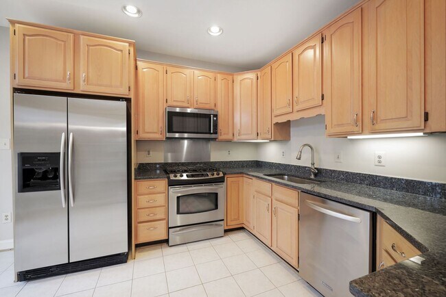 Building Photo - 3 Bedroom 3.5 Bathroom Townhouse// Vienna/...