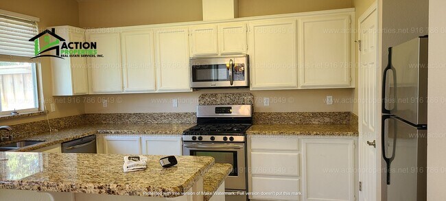 Building Photo - Central Roseville - 3 bedroom, 2 Bathroom ...
