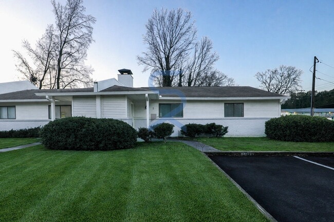 Foto del edificio - Move in before December 31st and choose your reward: a $250 Amazon Gift Card or a 55" Smart TV!