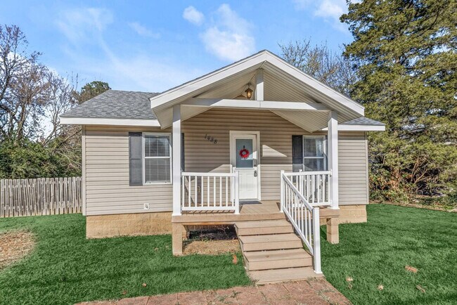 Building Photo - 1488 W Mt Comfort Rd