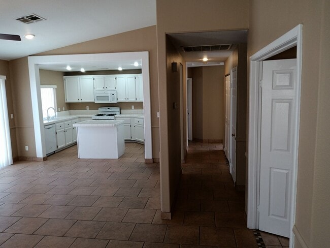 Building Photo - Adorable Single Story 3/2/2 car Ready Now