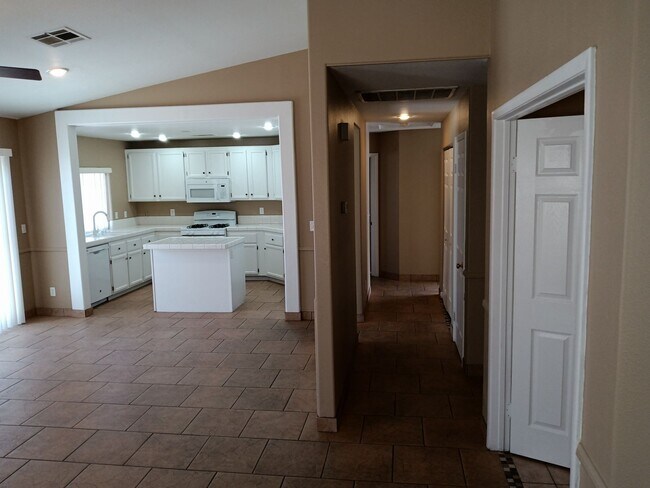 Foto del edificio - Adorable Single Story 3/2/2 car Ready Now