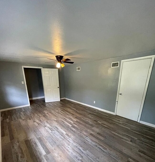 Building Photo - Charming 3-Bedroom 1.5 Bath Cottage-Style ...