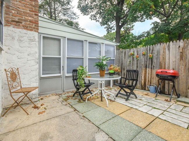 Building Photo - 44 Linwood Rd N