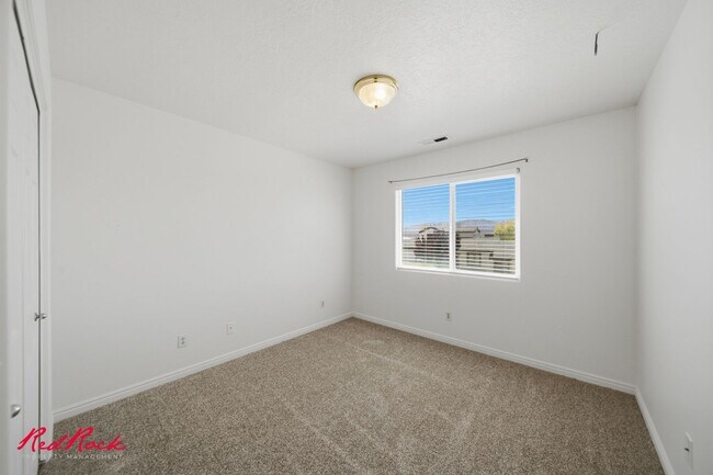 Foto del edificio - Spacious 3 Bedroom Townhome