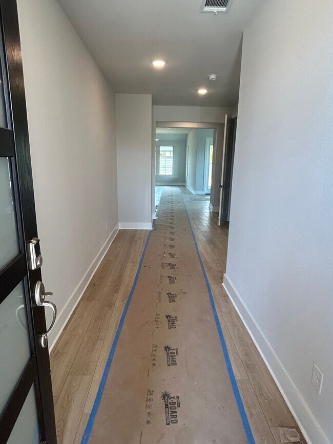 Building Photo - 7100 Dragonfly Ln