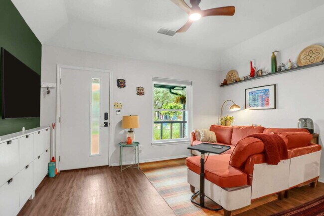 Building Photo - "Charming 3-Bed, 2-Bath Oasis on West Mistletoe Avenue – Spacious 1140 Sq Ft in San Antonio!"