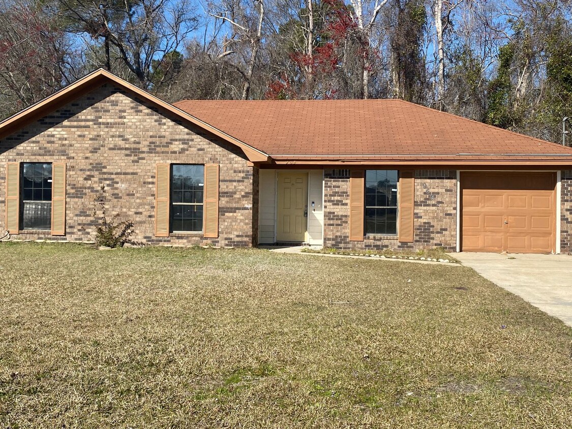 Primary Photo - MOVE IN READY - Updated 3-Bedroom Home Nea...