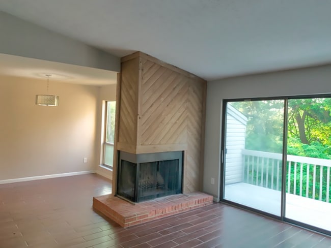 Building Photo - Freshly Painted and Clean Condo in Indian ...