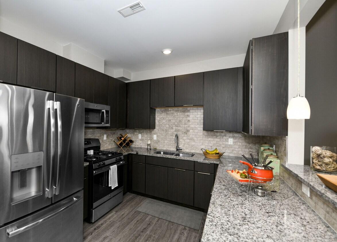 Encore Townhomes I Apartments 11699 Weingartz W Utica, MI