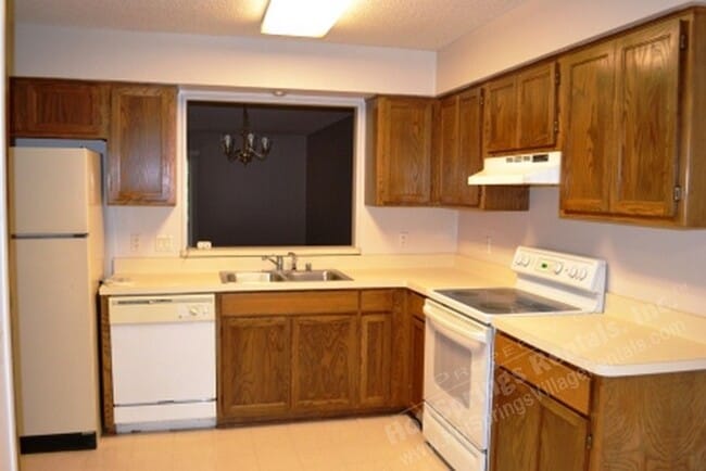 Building Photo - Cortez Courts | Townhome| Unfurnished