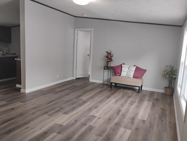 Building Photo - 166 Elm Dr