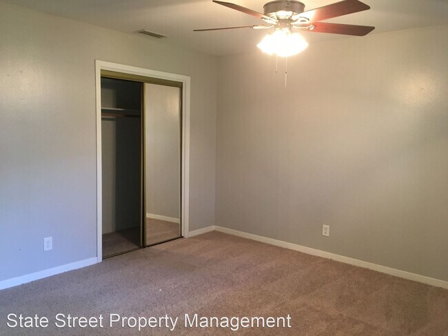 Foto del edificio - 5607 Sunshine Dr