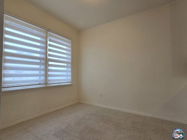 Foto del edificio - 1018 W Commercial Ave