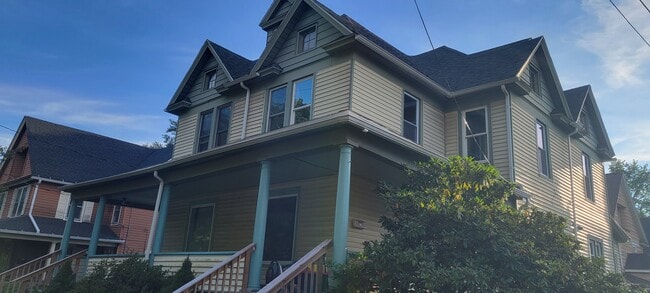 Building Photo - 101 Beethoven St