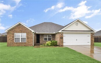 Building Photo - 1240 Lariat Dr