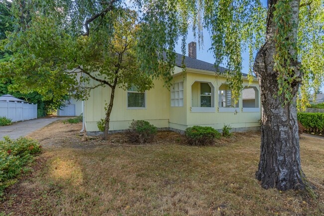Building Photo - Updated 3-Bed Retreat on a Quiet Street – ...