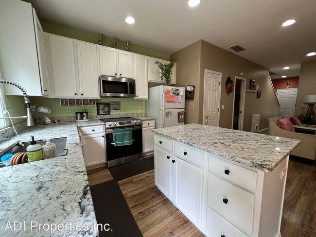 Building Photo - 3 br, 2.5 bath House - 7398 NE Shaleen St.