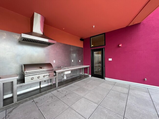 Community balcony with grill steps from the unit - 600 S Duke St