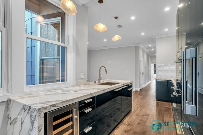 Photo - Russian Hill: Remodeled Top Floor Flat w/ In-Unit Washer & Dryer, A/C, Private Roof Deck, Sauna, ... Apartment