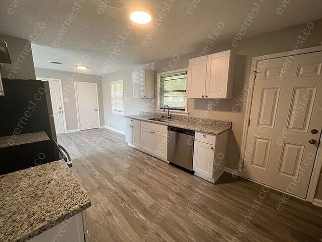 Foto del edificio - 7012 Yarberry Ln