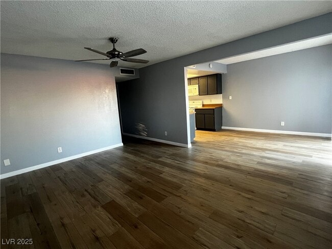 Foto del edificio - 301 Brookside Ln