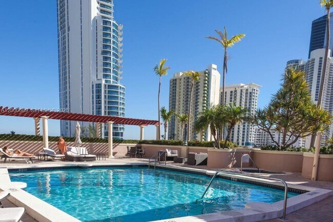 Foto del edificio - 17555 Atlantic Blvd