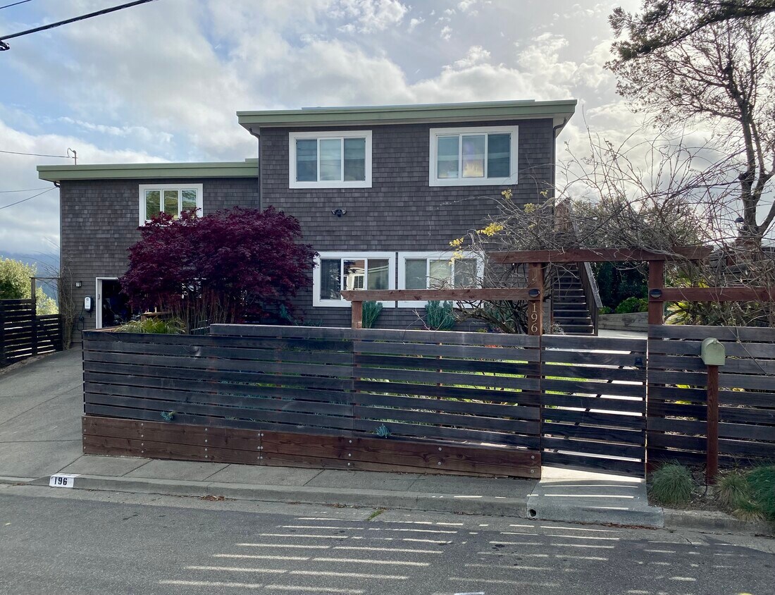 Primary Photo - 196 Oak Springs Dr