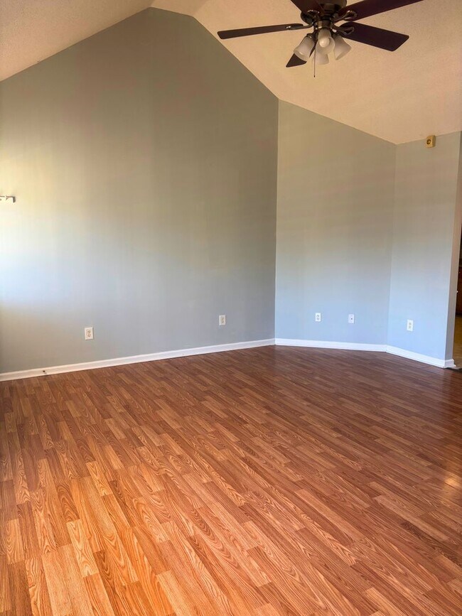 Foto del edificio - 3-Bedroom Home in safe neighborhood - Pets...