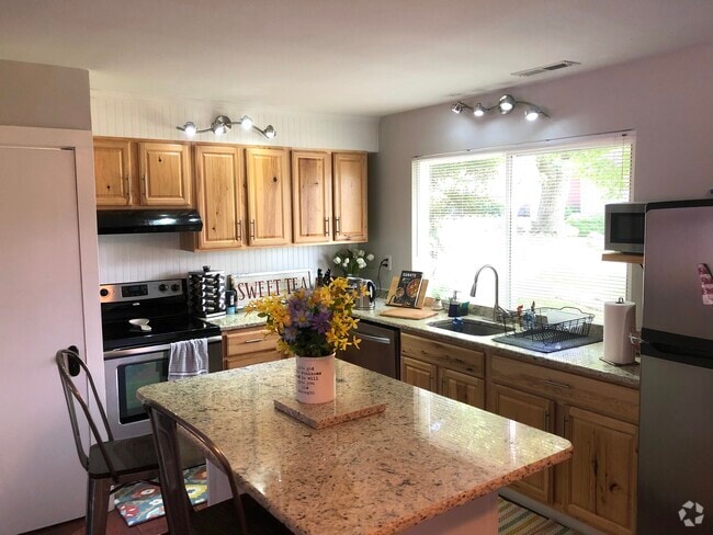 Building Photo - 67 Woodlake Dr