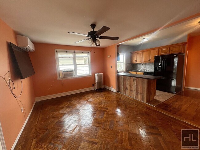 Building Photo - LARGE 3 BEDROOM NEAR KINGS PLAZA MALL