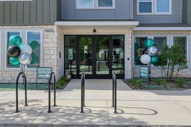 Building Photo - Sunstone Apartments