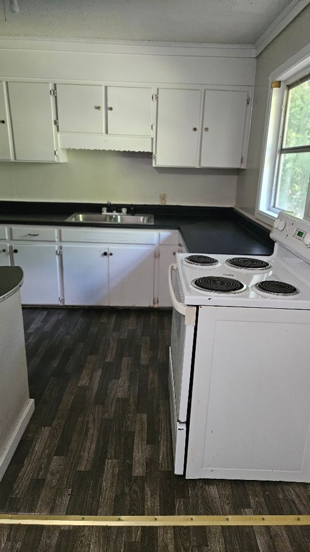 Building Photo - $1300 4 bed 2 bath For rent