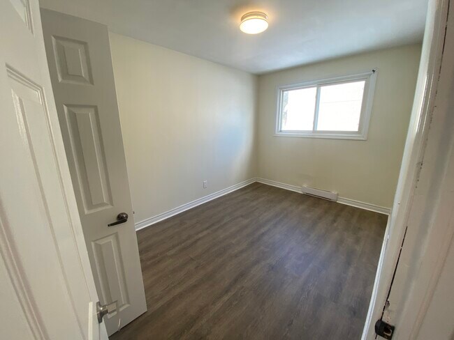 Photo du bâtiment - 2 Bed 1 Bath - upper right side