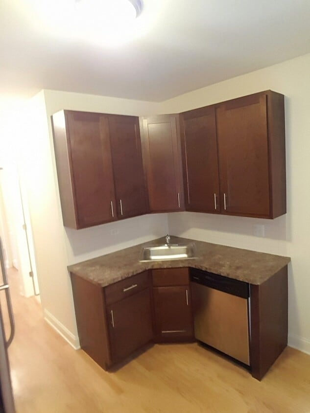 Primary Photo - 4027 N Kenmore Ave