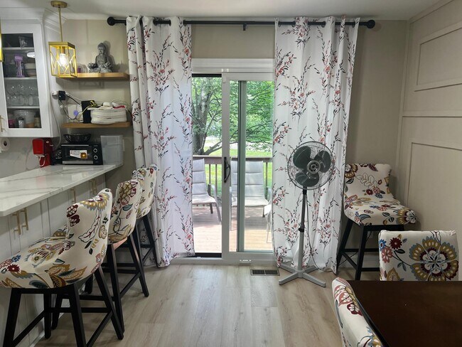 Breakfast bar patio dinning - 54 Teaberry Dr