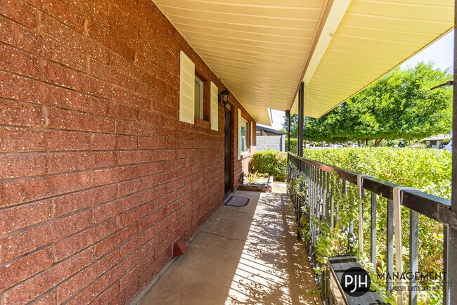 Building Photo - Charming 2-Bedroom, 2-Bathroom Home with B...